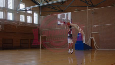 Jugador-De-Baloncesto-Universitario-Afroamericano-De-Raza-Negra-Practicando-Tiros-Solo-En-Una-Cancha-Cubierta.-Imágenes-En-Cámara-Lenta,-4K,-UHD,-120-FPS,-Sin-Editar